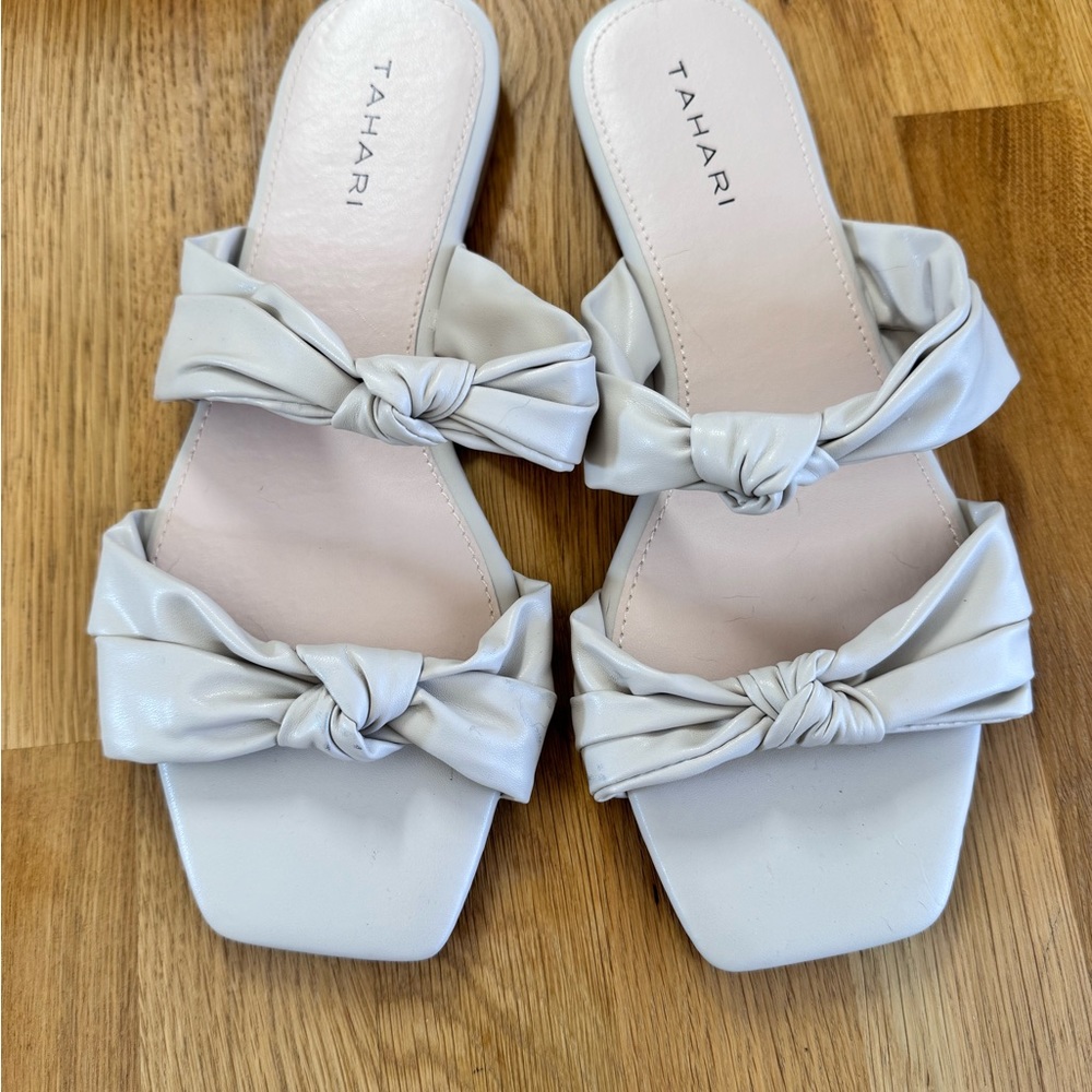 Tahari Ivory Double Knot Strap Sandals Sz 8 NWOT